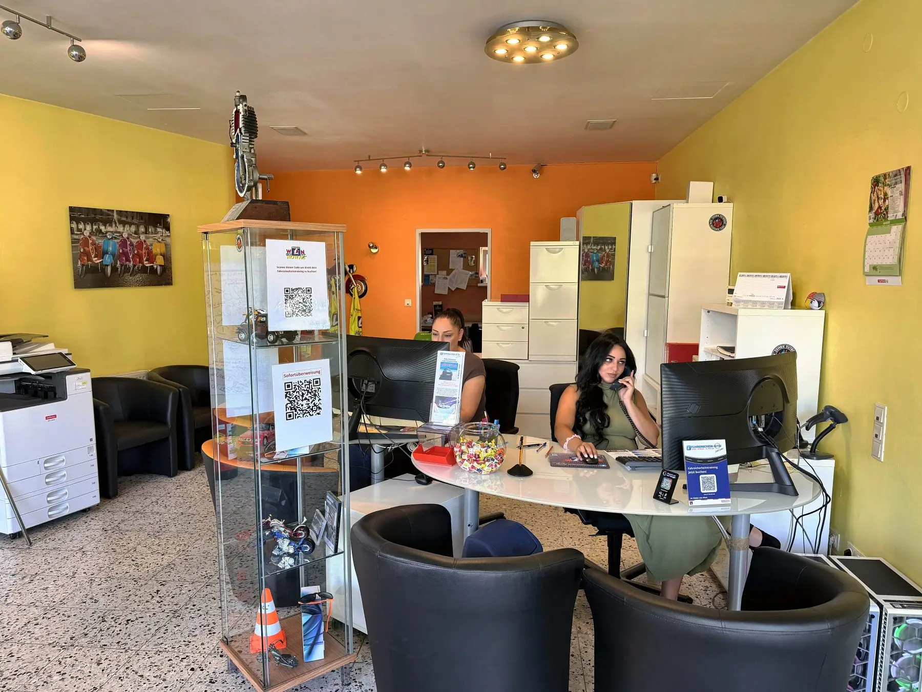 Zwei Mitarbeiterinnen der Fahrschule Führerschein-Now am Anmeldeschalter im Büro am Erlaaer Platz